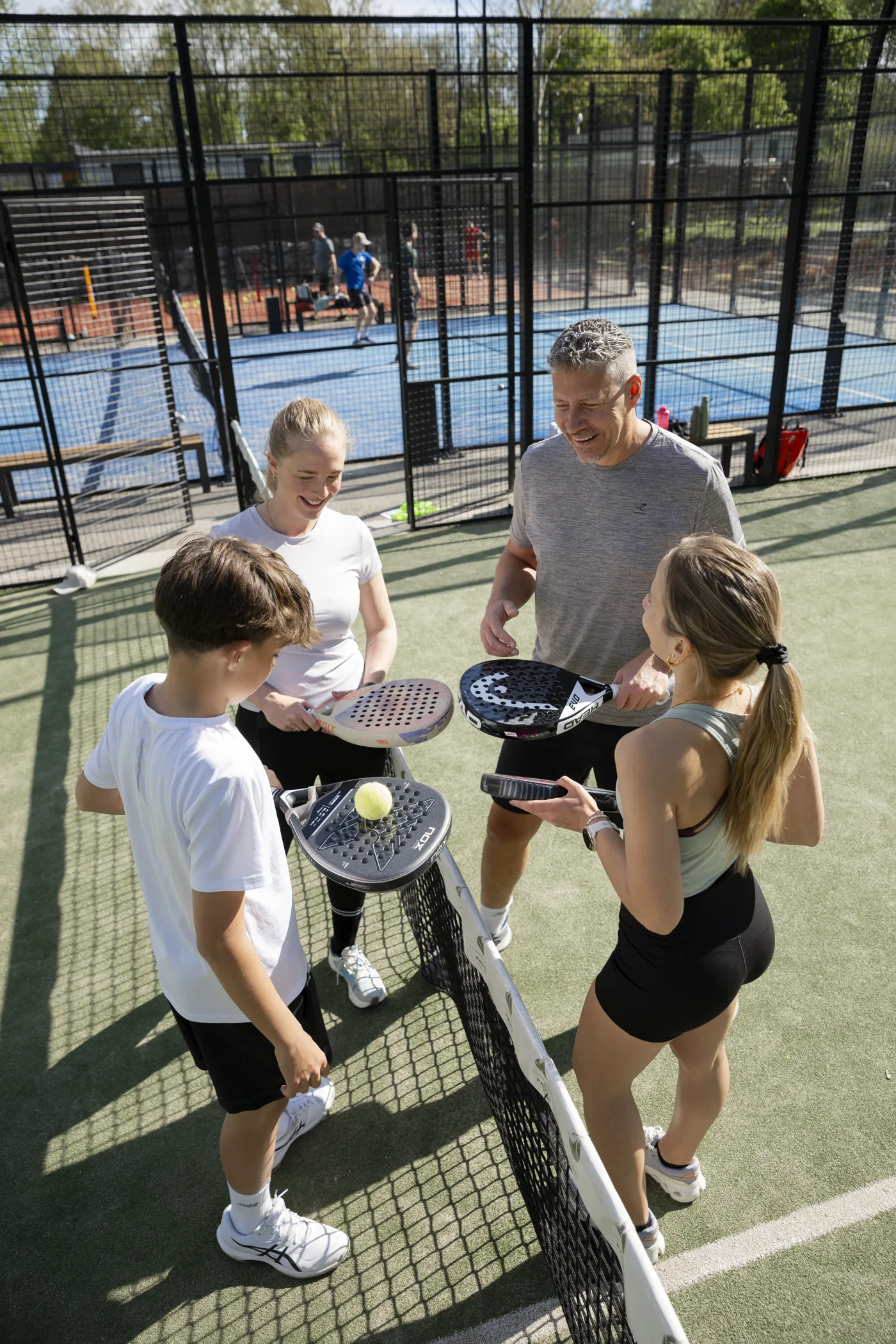 Familie beim Padel